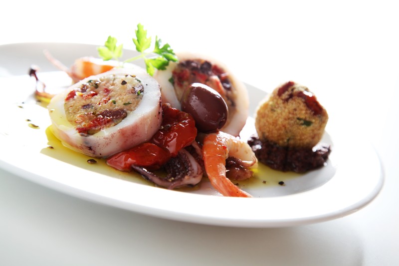 Kalamata Oliven und "Gourmet" Tomaten im harmonischen Duett mit Tintenfisch aus dem Golf von Neapel im Schatten des Vesuv.