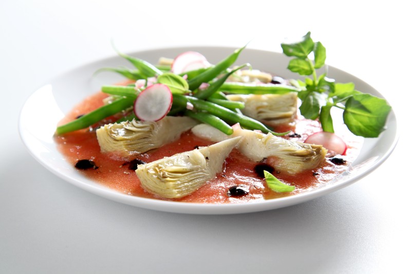 Crema di pomodoro fresco con composizione di carciofi, fagiolini e crescione