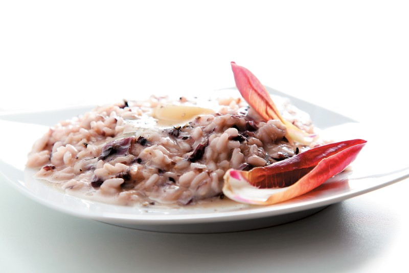 Risotto mit Radicchio-Taleggio-Creme und einem cremigen Herzen aus Lindenblütenhonig