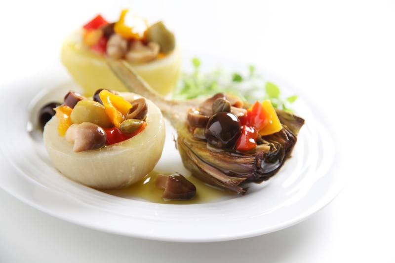 Artichoke, onion and potato stuffed with gypsy-style vegetables