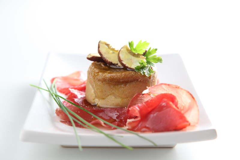 Steinpilzpudding mit feinem Carne Salada aus dem Trentino