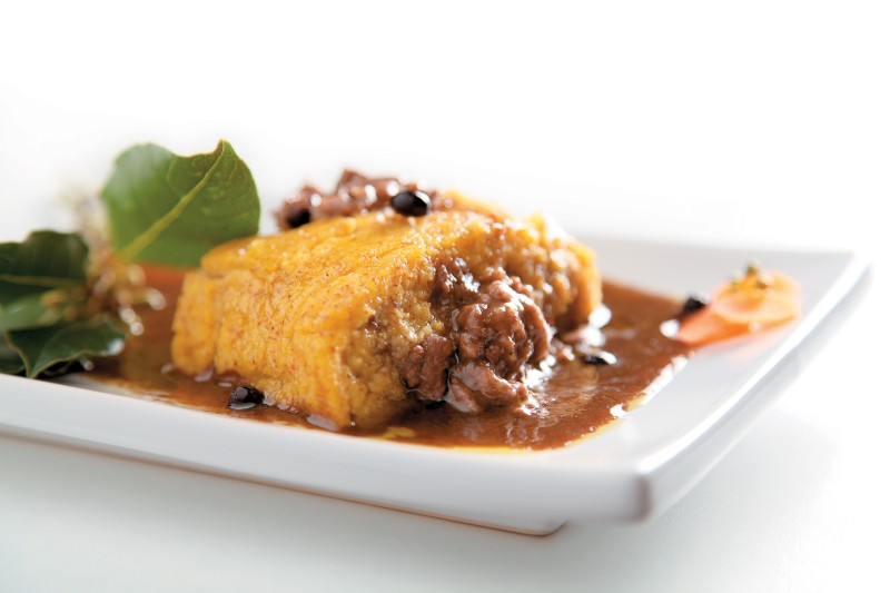 Roulé de polenta de farine jaune de Storo avec farce de ragoût de chevreuil