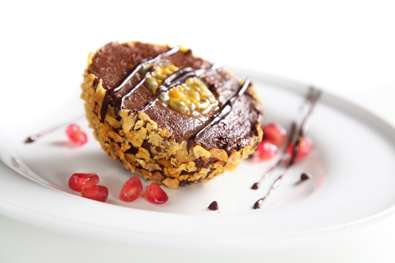 Boule au cœur de fruit de la passion et harmonie du chocolat Demetra