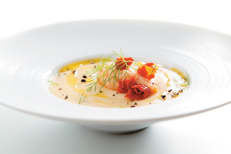 Crema di patate Siracusa salmonata con finocchietto selvatico e coriandoli di pomodoro semisecco