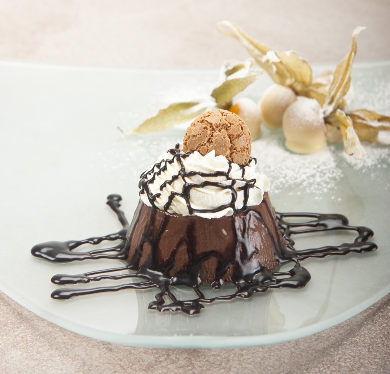 Cappello di cioccolato fondente con amaretto e alchechengi al cioccolato bianco