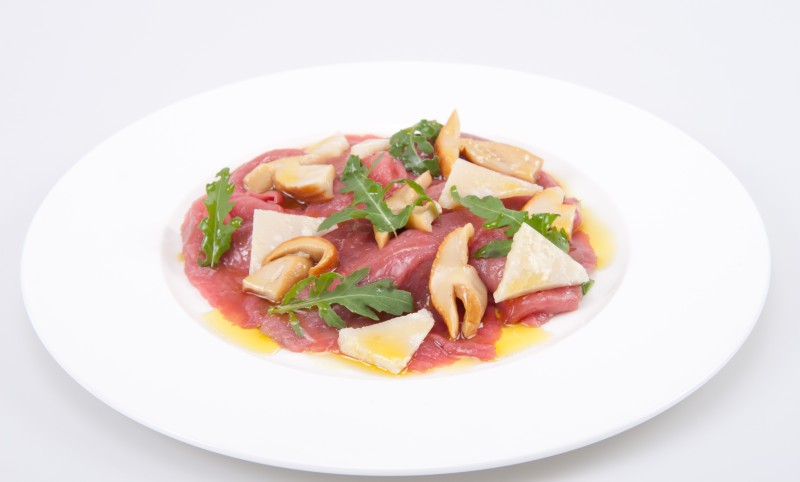 Carpaccio beef with porcini mushrooms in oil