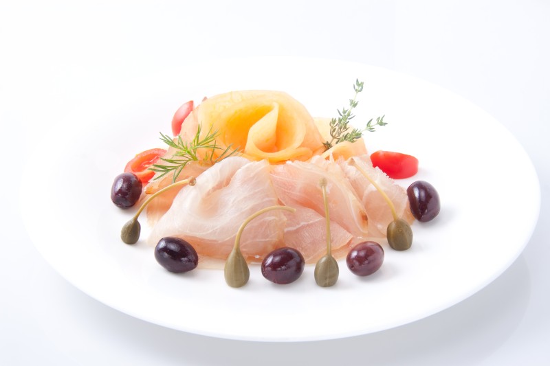 Pesce spada affumicato con melone, capperi in fiore e olive kalamata