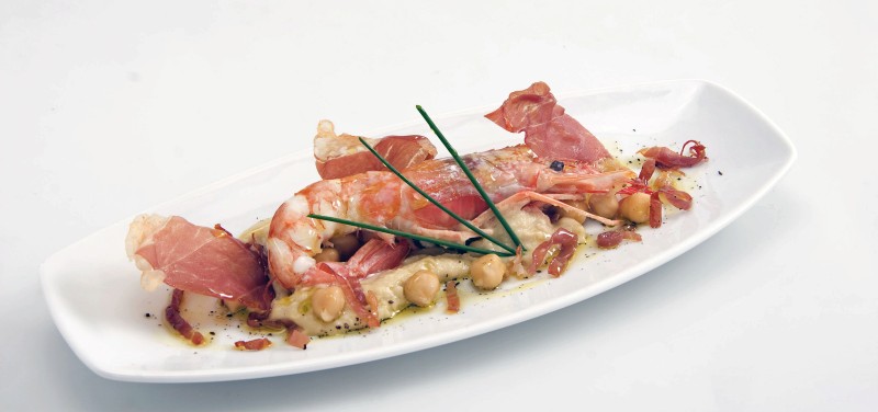 Prawn tails with chickpeas cream, Parma ham and peppercorn cuvee