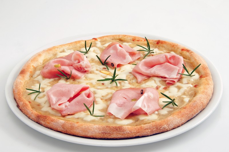 Pizza avec creme de pois chiches, mortadella et romarin