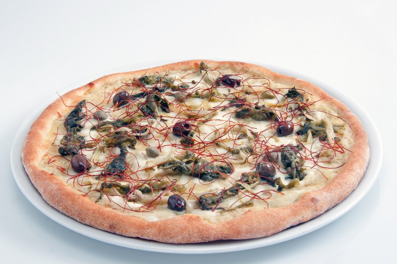 Pizza con crema di fave, scarola brasata e fili di peperoncino