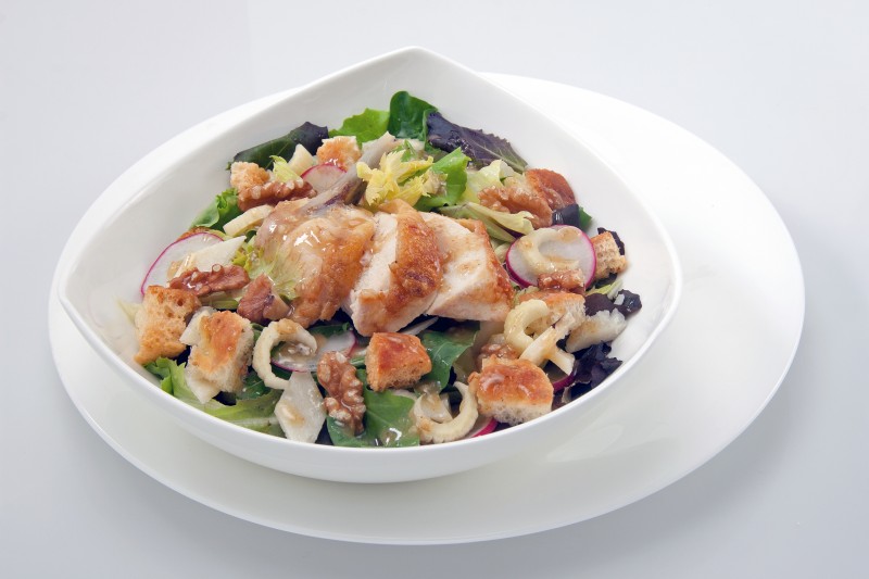 Geflügelsalat mit croutons und walnusspesto