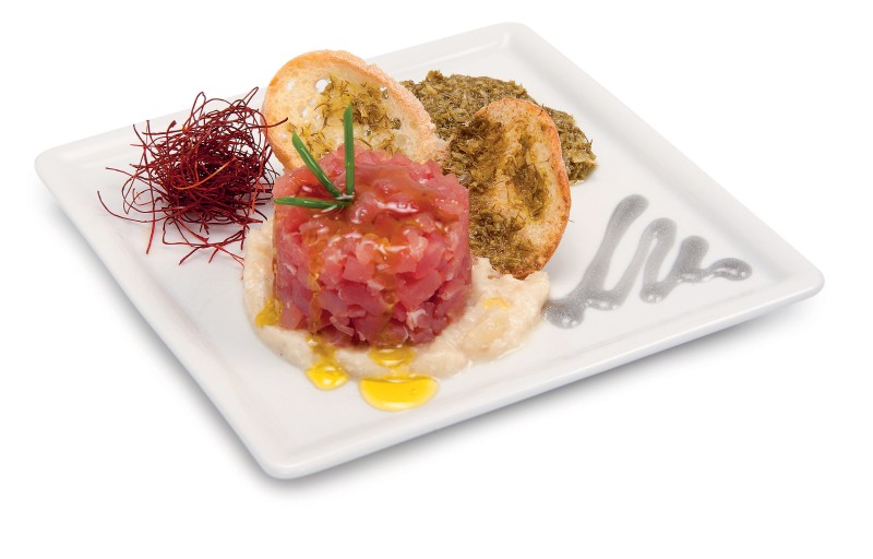 Tuna tartare with sweet and sour onions and bread chips with wild fennel pesto