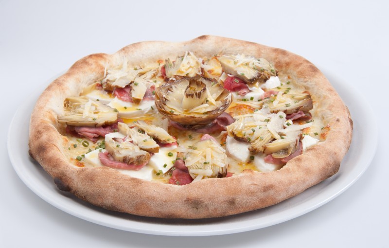 Pizza with buffalo mozzarella, roastbeef, rustic artichokes and passion fruit dressing