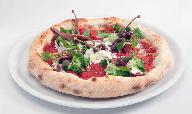 PIZZA WITH STRACCIATELLA, CANTABRIAN SEA ANCHOVY FILLETS AND CAPERBERRIES