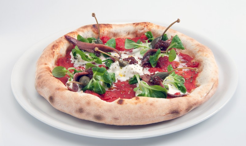 Pizza rossa con stracciatella, alici del mar cantabrico e frutti del cappero