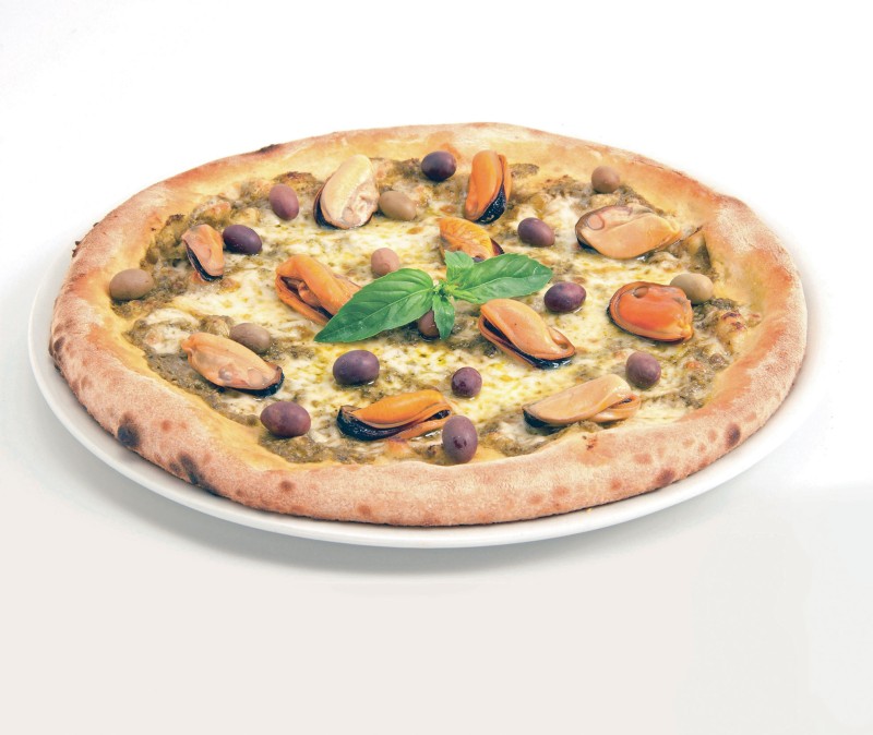 PIZZA CON PESTO ALLA GENOVESE, MOZZARELLA, MEJILLONES Y ACEITUNAS TAGGIASCHE