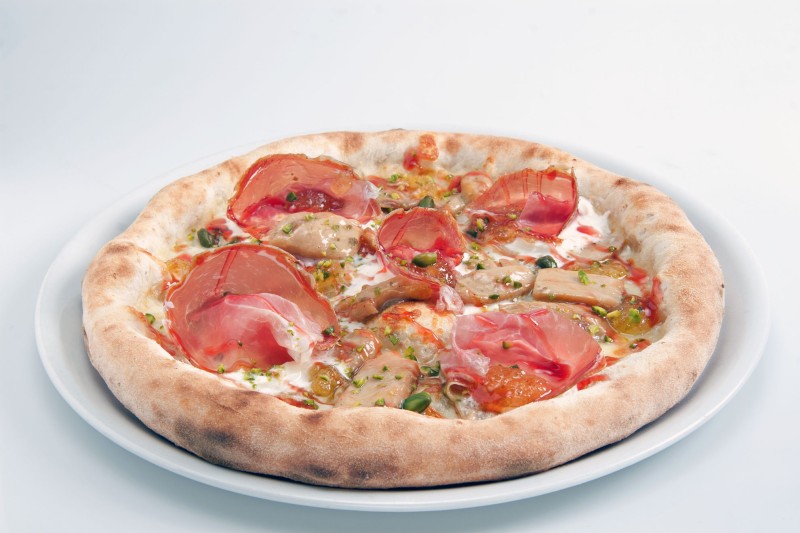 PIZZA CON PORCINI TRIFOLATI, STRACCIATELLA, CULATELLO, SALSA DI FICHI E PISTACCHI