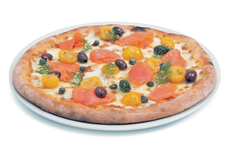 PIZZA AVEC TOMATES JAUNES, SAUMON, OLIVES ET CAPRES