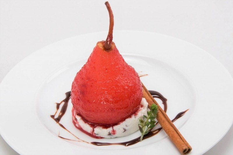 PEAR WITH WINE, RICOTTA CHEESE CREAM AND CHOCOLATE
