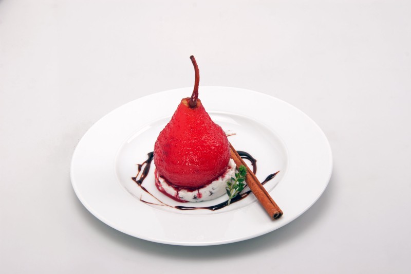 PEAR WITH WINE, RICOTTA CHEESE CREAM AND CHOCOLATE