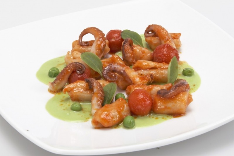 Strascinati with moscardini, peas and cherry tomatoes