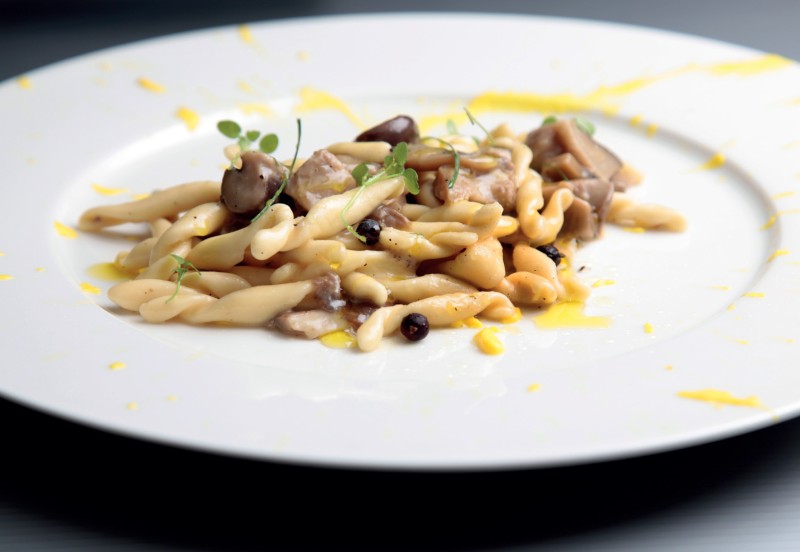 Strozzapreti da pasta pizza con crema di zafferano e cardoncelli al burro di ginepro