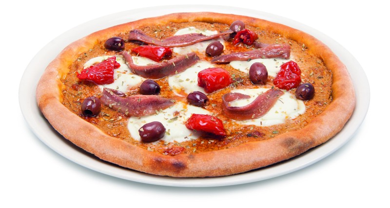 Pizza con pesto rosso, mozzarella di bufala, acciughe del mar del Cantabrico, olive e pomodorini semisecchi