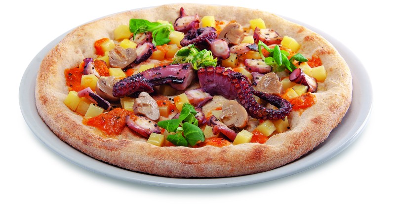 Pizza con gazpacho, patate, champignons, polpo e liquirizia