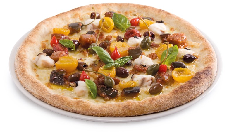 Pizza con caponata di melanzane, coda di rospo e pomodorini gialli