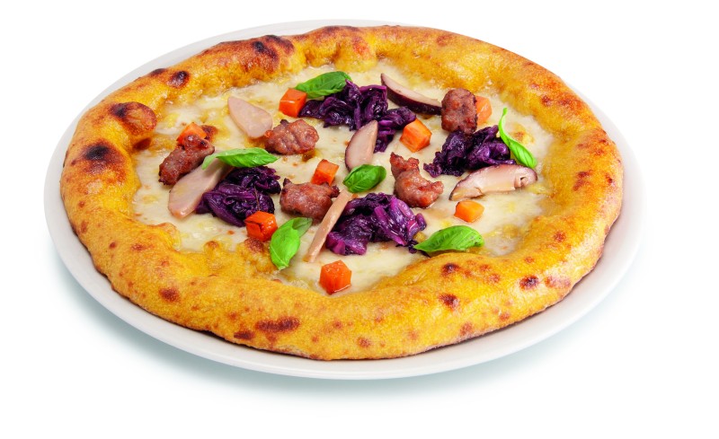 Pizza alla curcuma con mozzarella, radicchio, porcini, salsiccia e zucca
