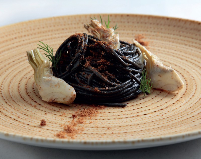 Tagliolino al nero di seppia con carciofi rustici, erbe selvatiche e bottarga di muggine