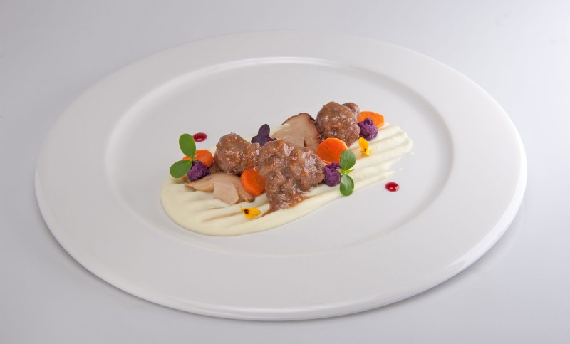 Spezzatino di capriolo, purè, cavolo viola e porcini