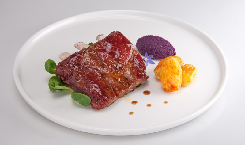 Costine cotte a bassa temperatura in salsa teriyaki, cavolo viola e patate speziate