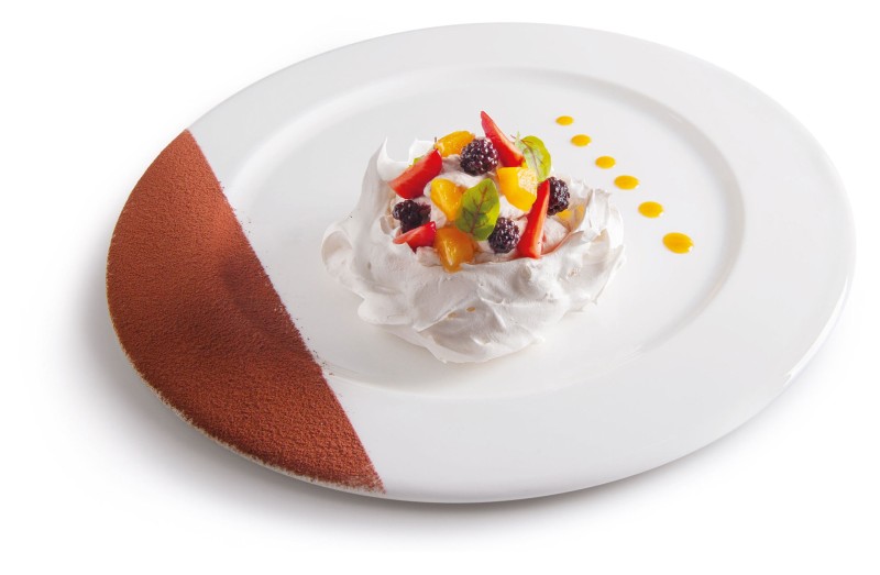 Pavlova al frutto passione, amaretto, pesca e more