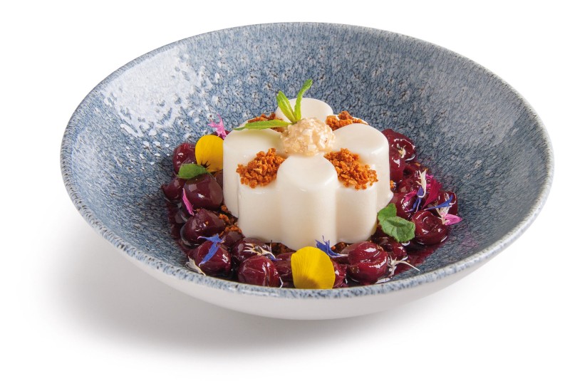 Nougat parfait, cerises boires et crumble au café