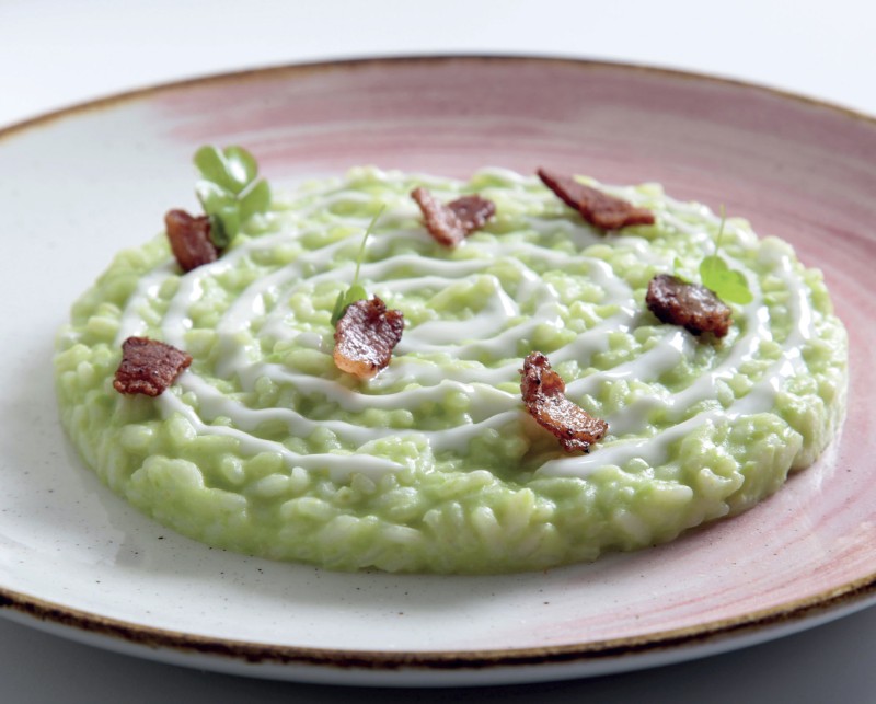 Risotto con crema di fave, pecorino e guanciale croccante