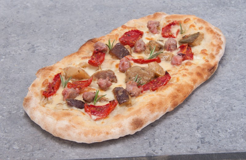 Pizza bianca con mozzarella fior di latte, crema ai quattro formaggi, pomodori, porcini trifolati, salsiccia e rosmarino