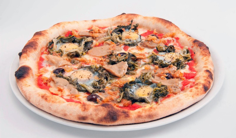 Pizza con porcini trifolati, scarola brasata, uova di quaglia, cipolla arrostita e pepe di voatsiperifery