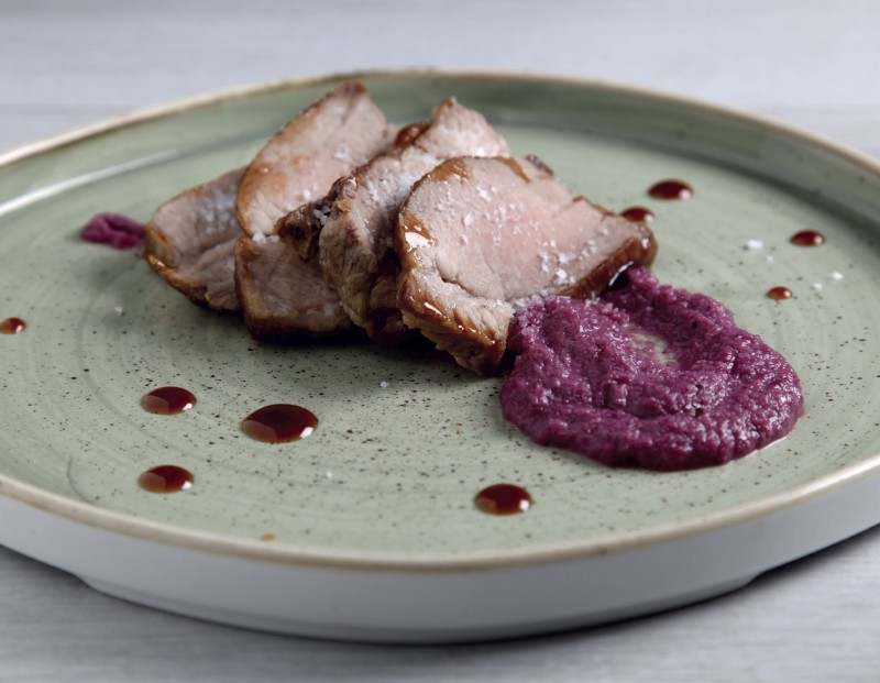 Tagliata di pluma iberica con purea di cavolo cappuccio e cristalli di sale