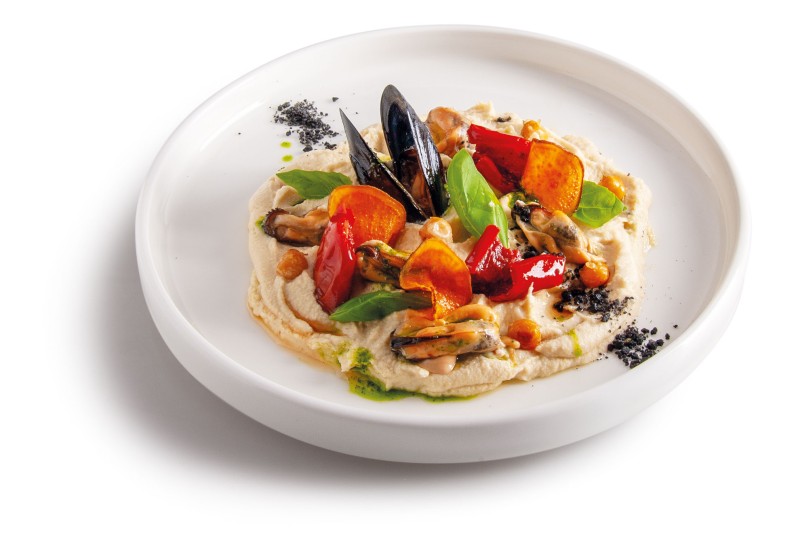 Hummus di ceci con cozze e chips di patate dolci