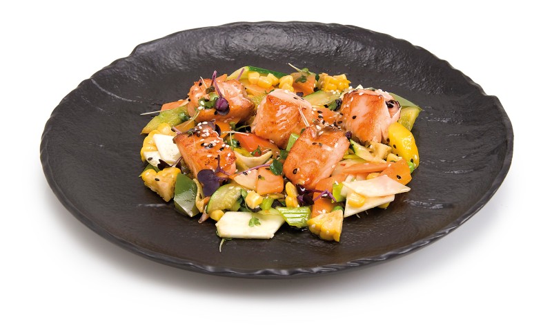 Salmone e verdure con salsa agrodolce in wok