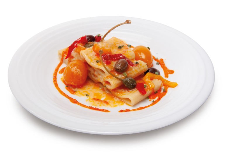 Rigatoni con crema di pesce spada, peperoni, olive e datterini gialli