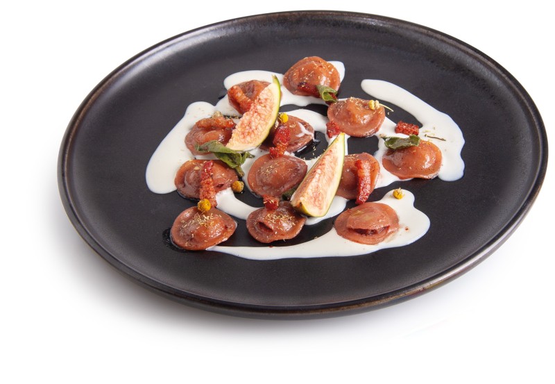 Bottoni di stracotto di manzo con pancetta e camomilla su fonduta di bitto DOP