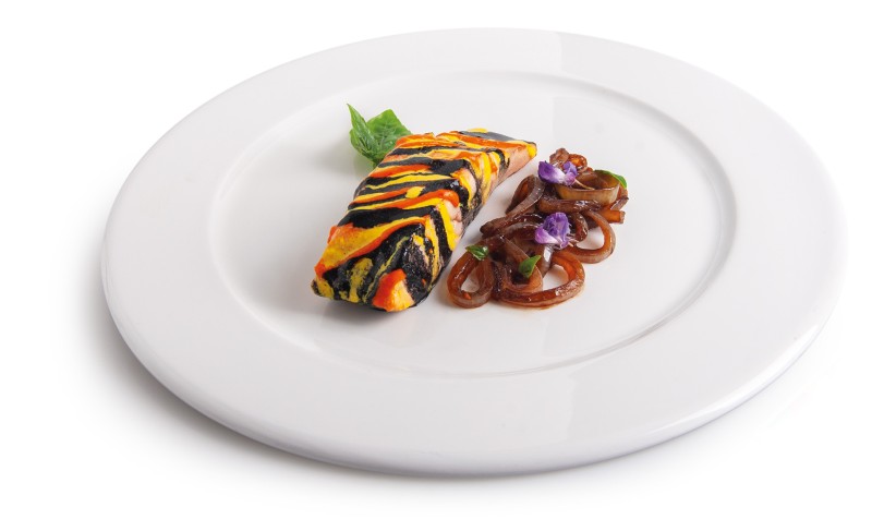 Trancio di salmone in salsa zafferano, peperoni e nero di seppia con cipolle caramellate all’aceto balsamico