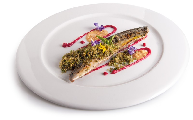 Filetto di sgombro con crumble di mandorle, capperi e salsa barbabietola