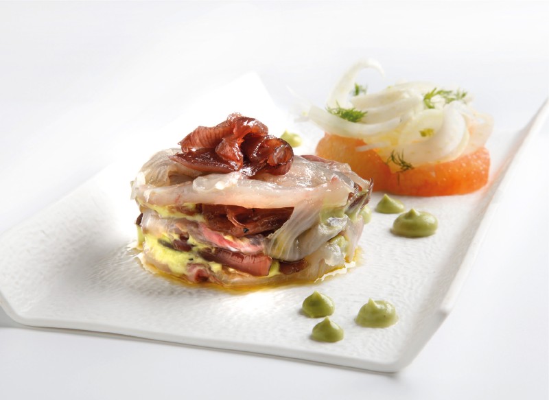 Millefoglie di ricciola marinata agli agrumi e tre pepi con cipolla rossa caramellata