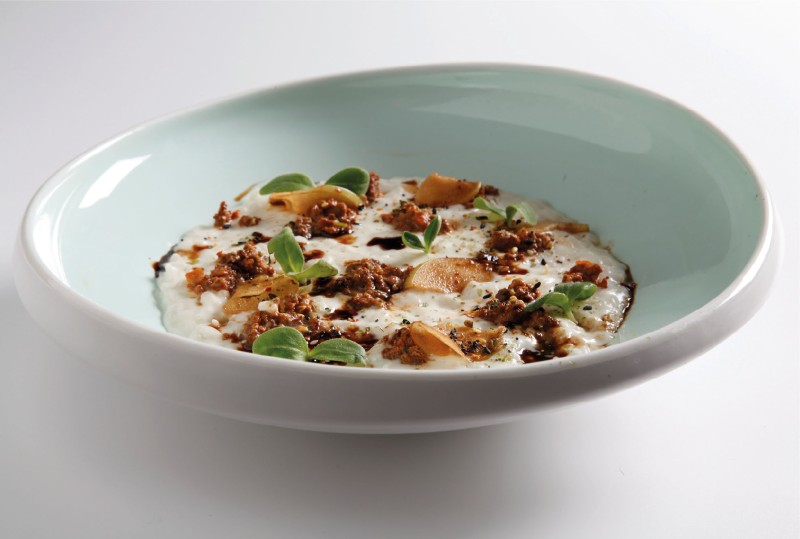 Riso carnaroli alle mele dell’orto in agrodolce, bettelmatt e ragù di chianina