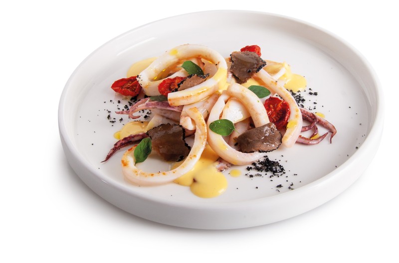 Calamaro alla plancia con crema carbonara e petali di tartufo