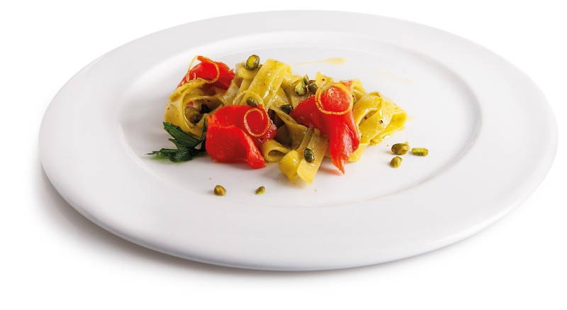 Tagliatelle con pesto di pistacchio e salmone selvaggio