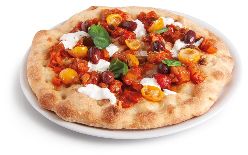 Pizza con ragù di verdure, stracciatella, pomodorini gialli e olive kalamata